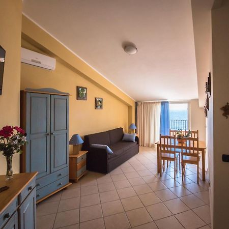 B&B La Sirena ซานตาเทเรซา ดี รีวา ภายนอก รูปภาพ